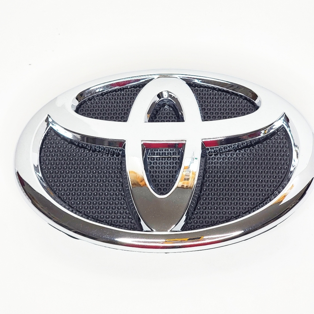 1025M7339  Toyota Logo 1 piece for a Corolla. Approx 6" X 4". New never used.